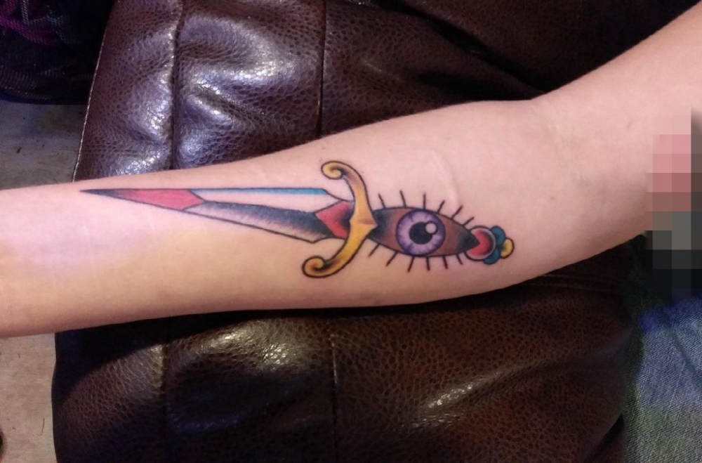 点击大图看下一张：女生手臂上彩绘几何元素抽象线条眼睛和匕首纹身图片
