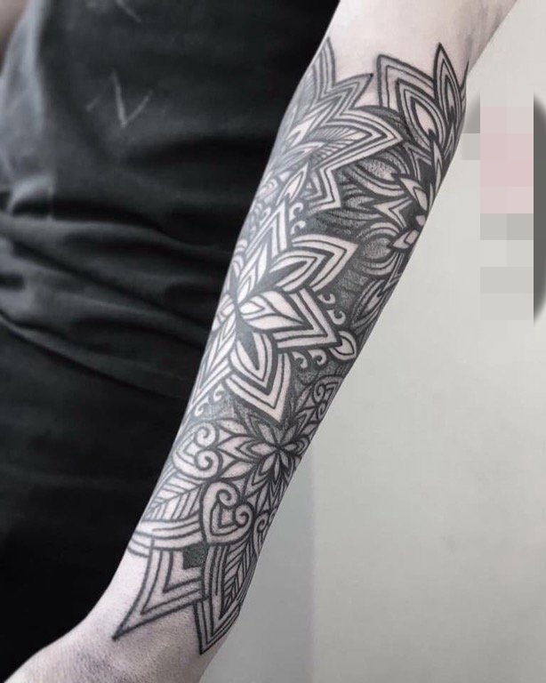 点击大图看下一张：女生手臂上黑灰花臂花朵纹身图片
