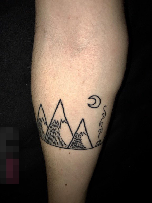 点击大图看下一张：女生手臂上黑色线条简约月亮下的山丘纹身图片