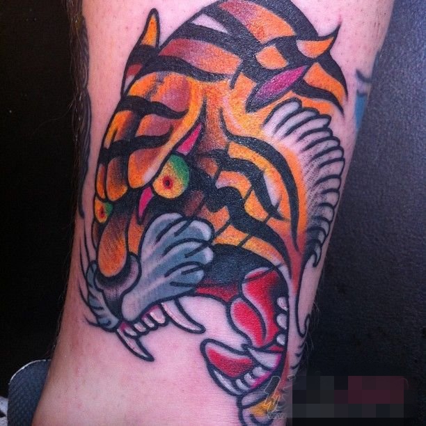 点击大图看下一张：霸气侧漏的彩绘动物简单个性线条老虎头纹身图案