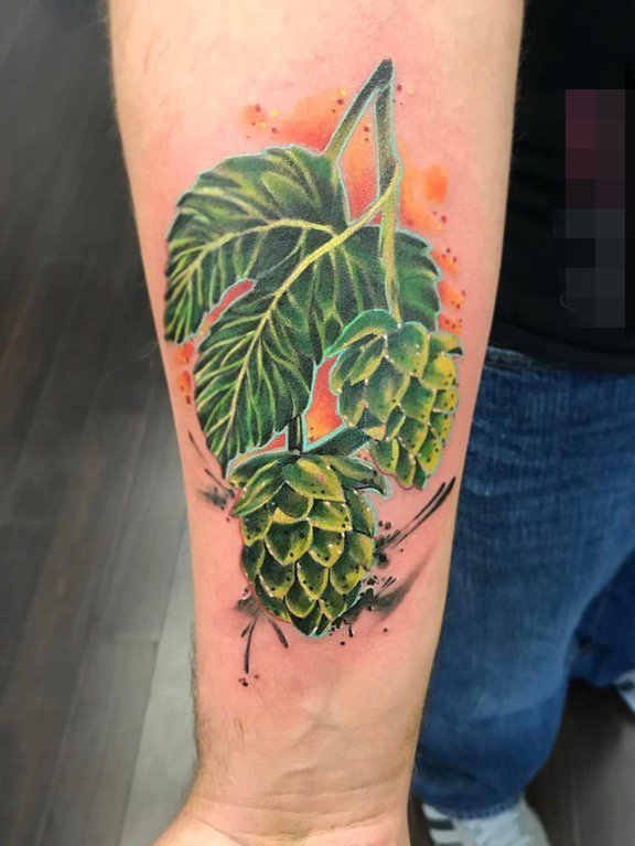 点击大图看下一张：男生手臂上彩绘绿色树叶和葡萄纹身图片