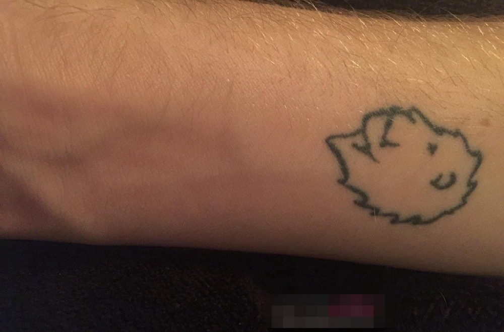 点击大图看下一张：男生手臂上黑色简单线条简笔狮子纹身图片
