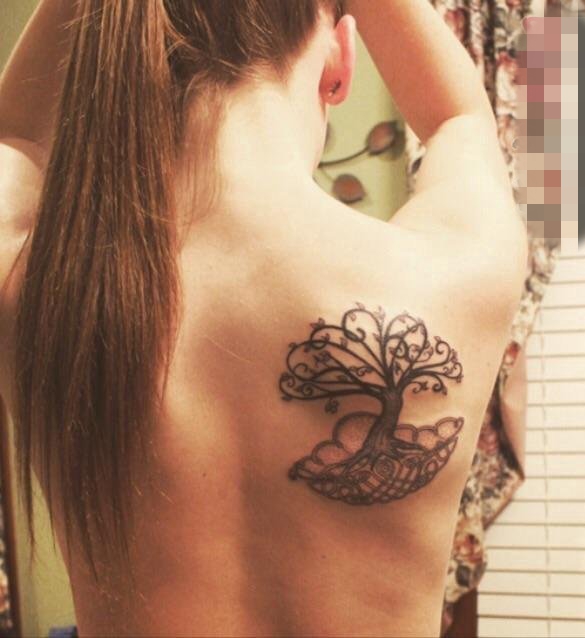 点击大图看下一张：女生背部黑色植物抽象线条生命树纹身图片