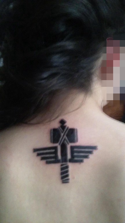 点击大图看下一张：女生颈后黑色十字架创意锤子纹身图片