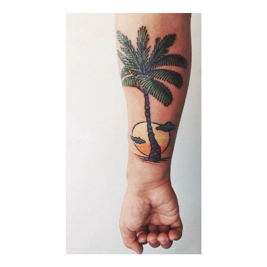 点击大图看下一张：男生手臂上彩绘夕阳下的椰子树纹身图片