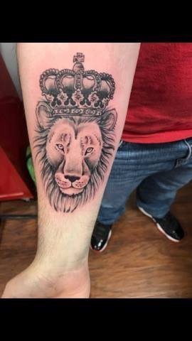 点击大图看下一张：男生手臂上黑灰素描皇冠狮子纹身图片