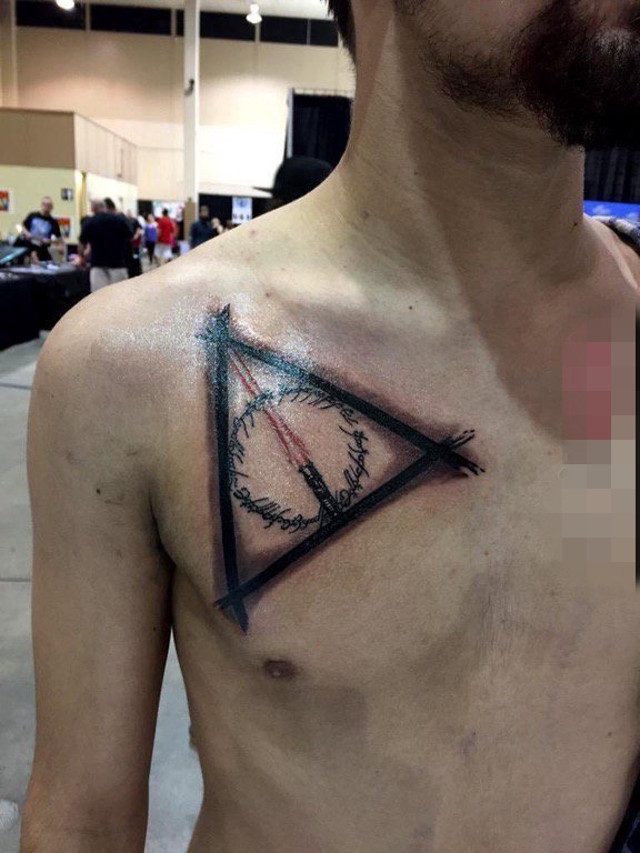点击大图看下一张：男生锁骨下黑色线条几何元素创意纹身图片