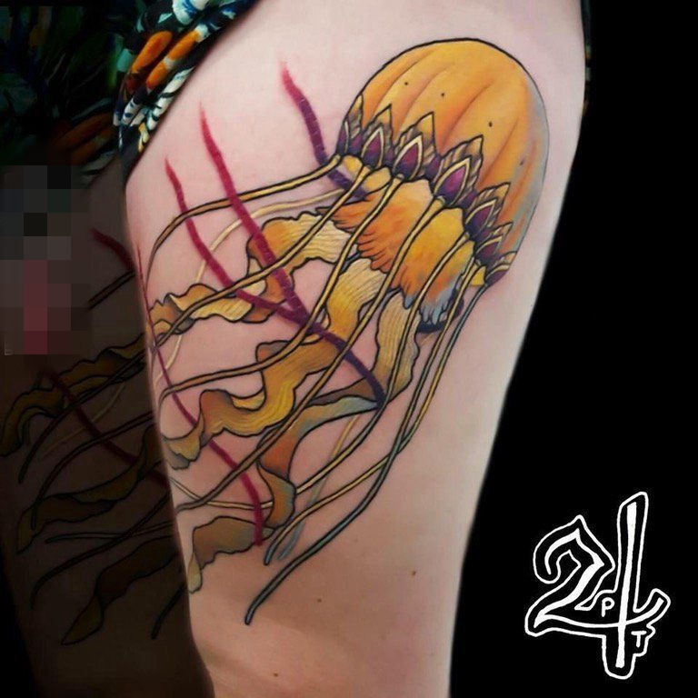 点击大图看下一张：女生大腿上彩绘技巧动物抽象线条水母纹身图片