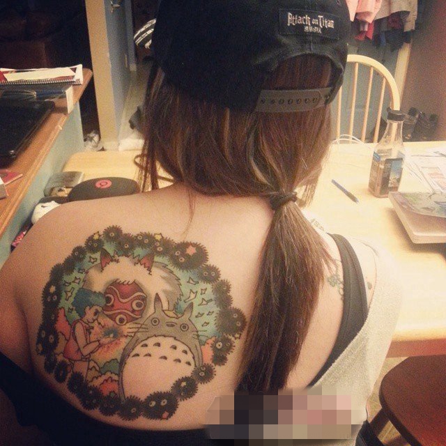 点击大图看下一张：女生肩部彩绘技巧抽象线条龙猫动漫人物纹身图片