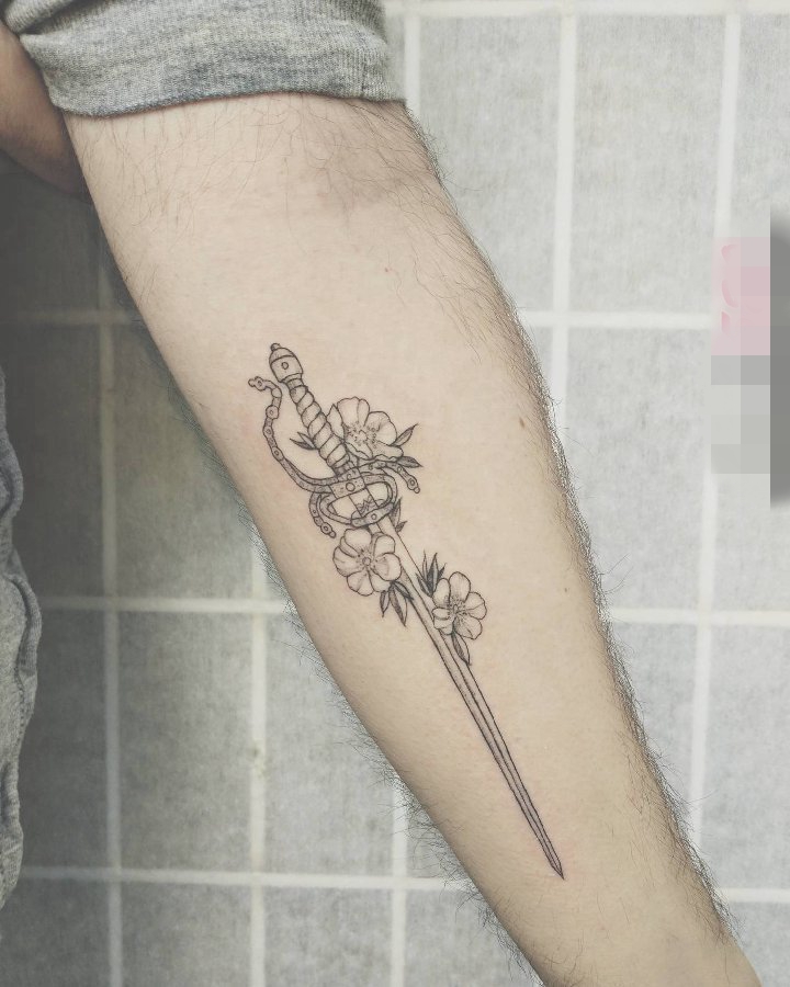 点击大图看下一张：女生手臂上黑色线条文艺小清新花剑纹身图片