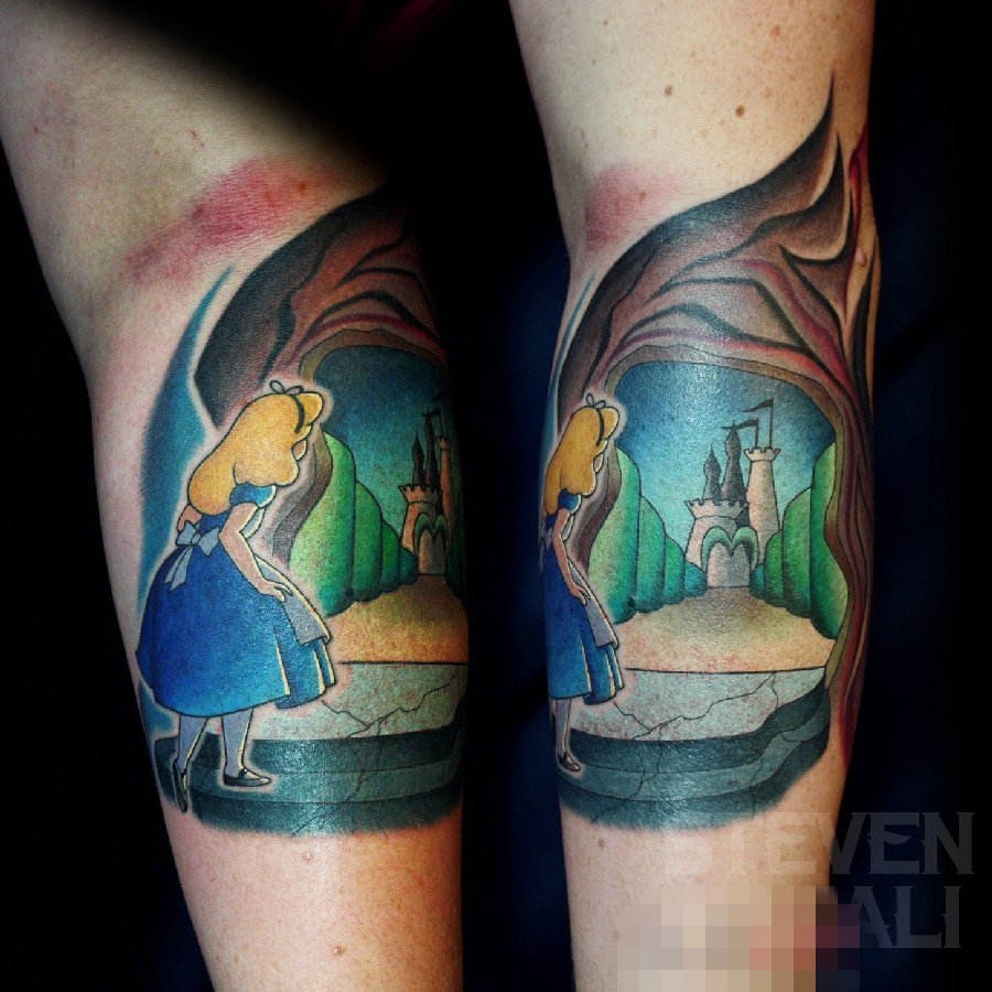 点击大图看下一张：女生小腿上彩绘人物肖像爱丽丝梦游仙境纹身图片