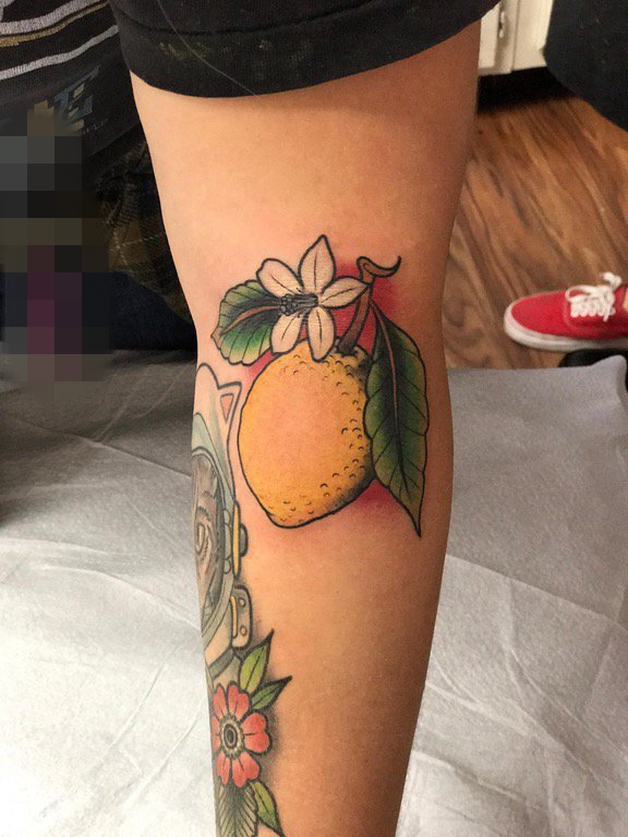 点击大图看下一张：女生小腿上彩绘植物素材花朵和柠檬纹身图片