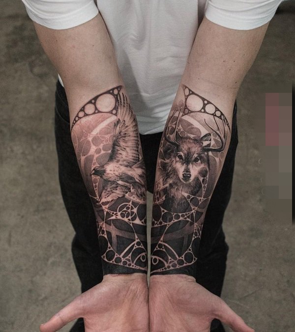 点击大图看下一张：手臂上黑灰点刺技巧抽象线条个性纹身图案