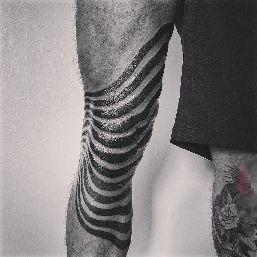点击大图看下一张：男生大腿上黑色简单个性抽象线条纹身图片