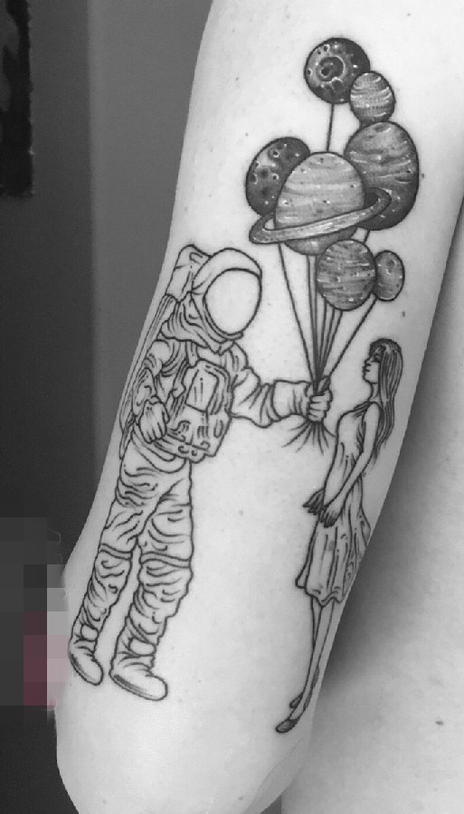 点击大图看下一张：男生手臂上黑灰线条创意宇航员和女孩纹身图片