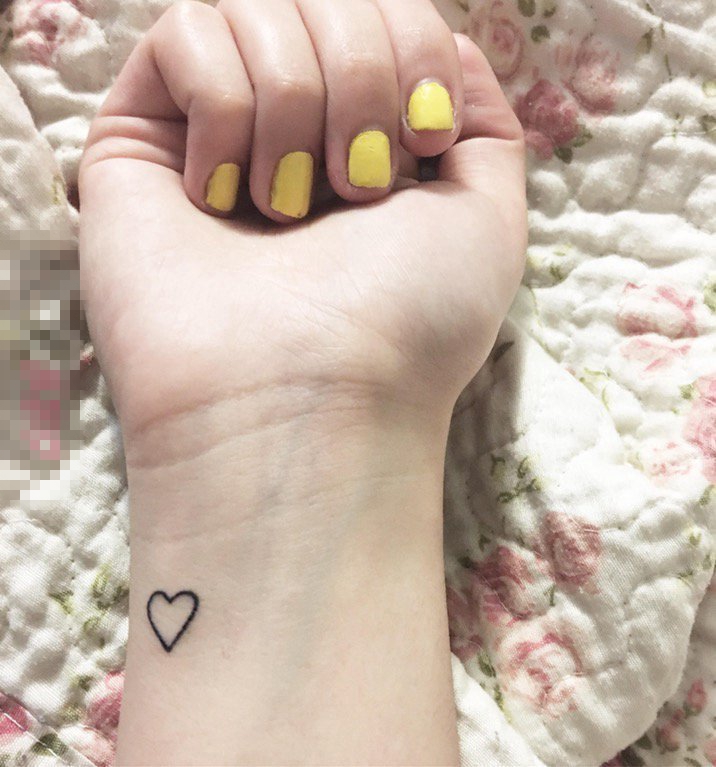 点击大图看下一张：女生手腕上黑色几何元素简单线条爱心纹身图片