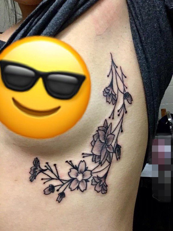 点击大图看下一张：女生胸侧上黑色植物简单线条花朵纹身图片