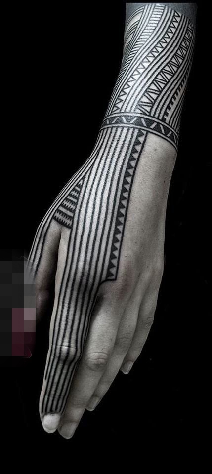 点击大图看下一张：男生手臂上黑色图腾纹身图案