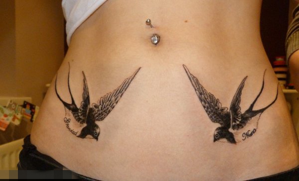 点击大图看下一张：女生腹部黑色素描创意小鸟纹身图片