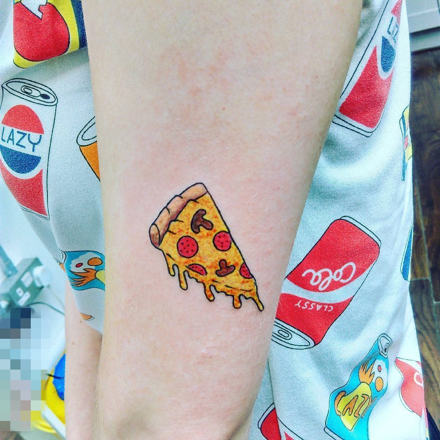 点击大图看下一张：女生手臂上彩绘水彩超可爱披萨纹身图片