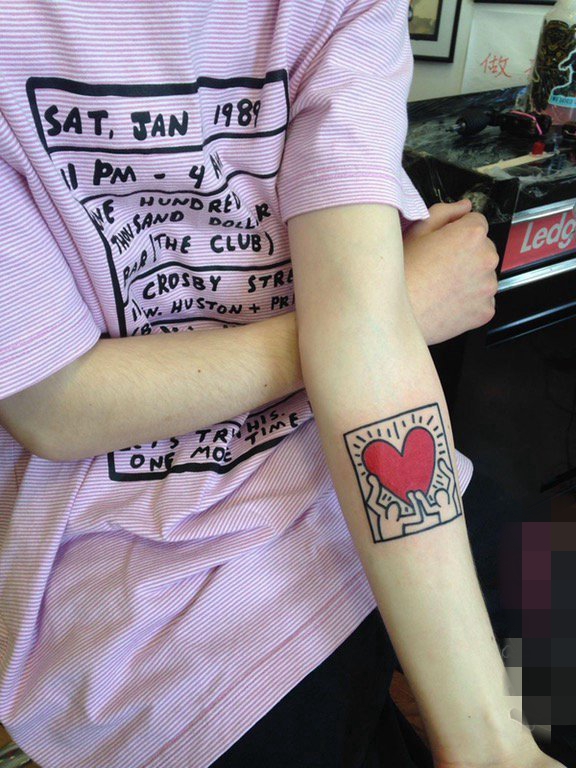 点击大图看下一张：女生手臂上黑色线条创意爱心纹身图片