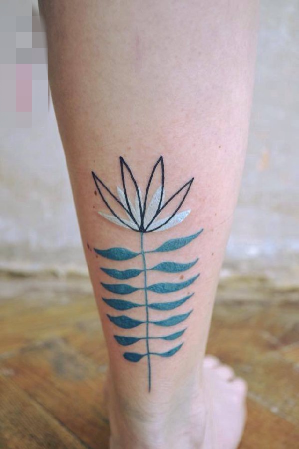 点击大图看下一张：女生小腿上彩绘水彩莲花纹身图片