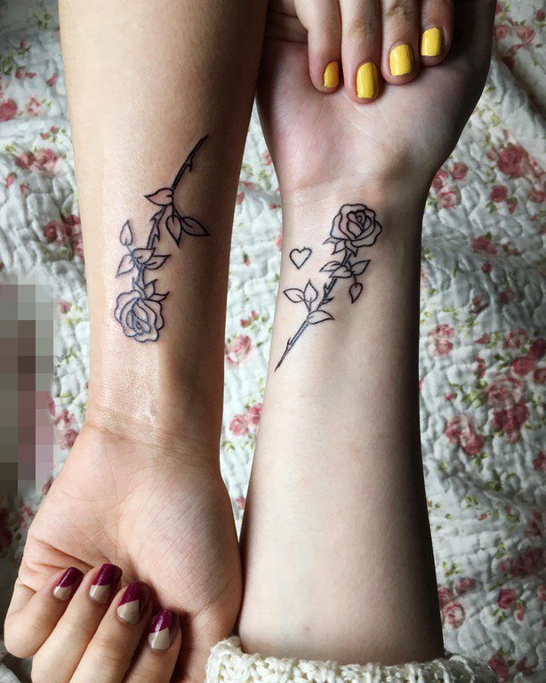 点击大图看下一张：闺蜜手臂上黑色素描创意玫瑰花纹身图片