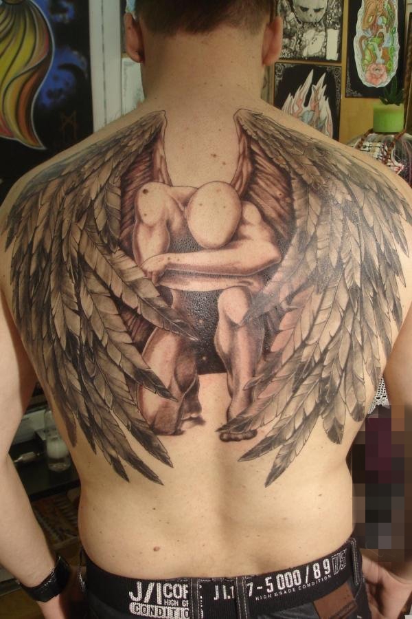 点击大图看下一张：男生背部黑灰素描创意翅膀人像霸气纹身图片