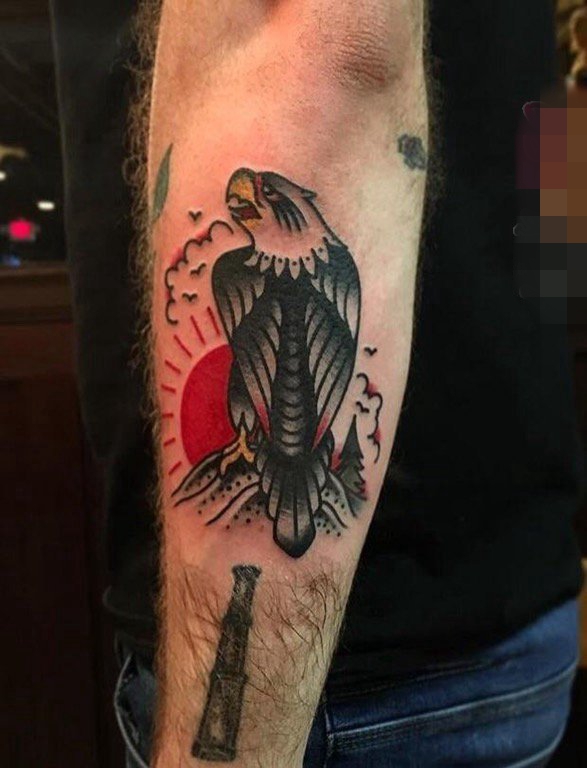 点击大图看下一张：男生手臂上彩绘红日老鹰纹身图片