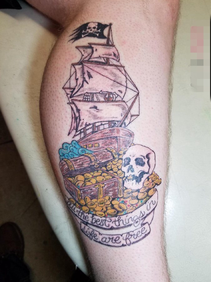 点击大图看下一张：男生手臂上彩绘水彩创意骷髅头帆船纹身图片