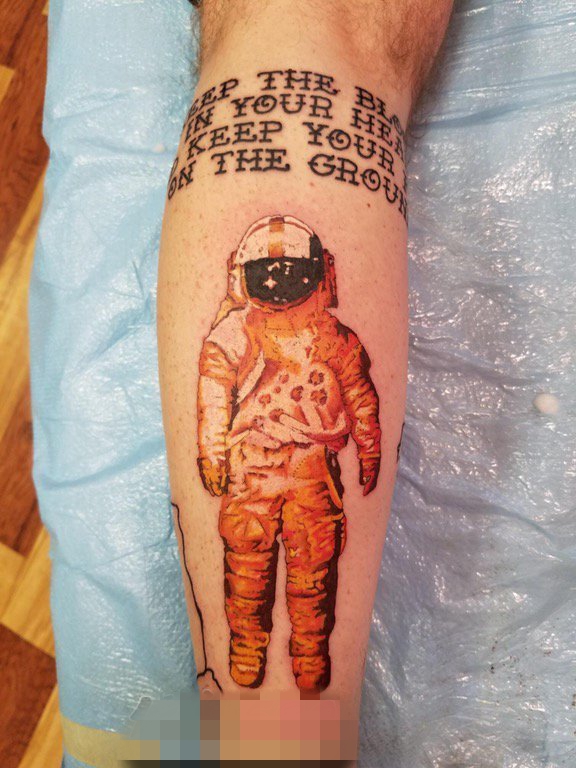 点击大图看下一张：男生手臂上彩绘太空人纹身图片