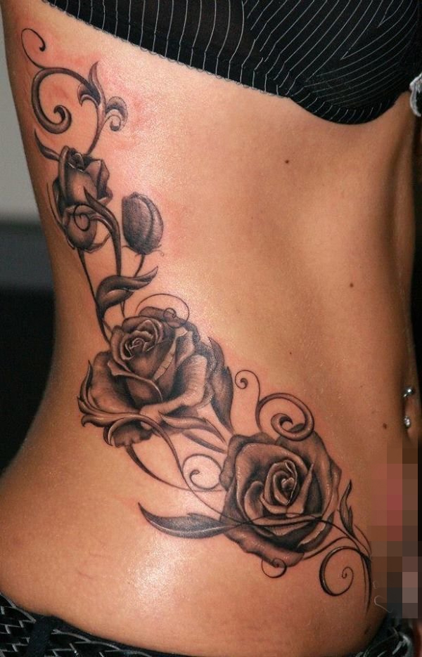 点击大图看下一张：女生侧腰上黑色素描唯美玫瑰纹身图片