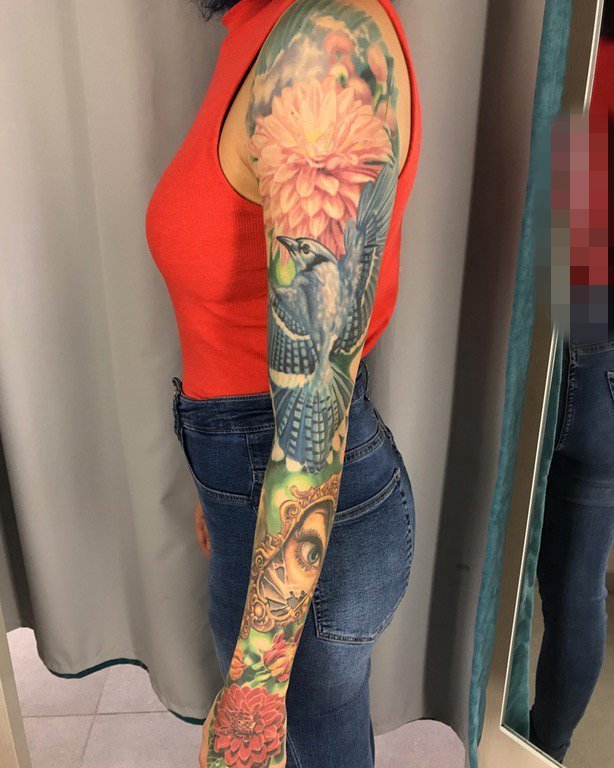 点击大图看下一张：女生手臂上彩绘植物素材花朵和小鸟花臂纹身图片