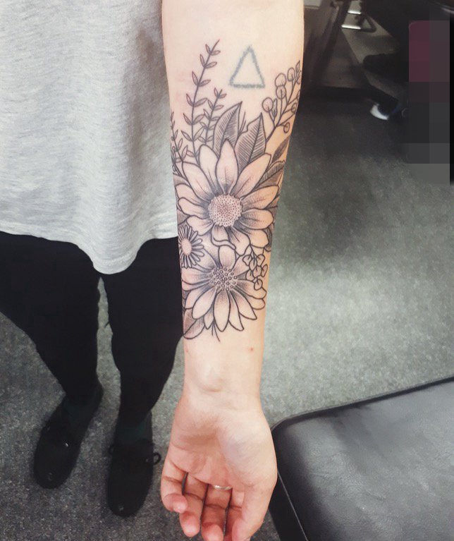 点击大图看下一张：女生手臂上黑色点刺技巧植物素材花朵纹身图片