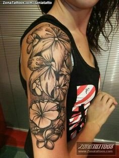 点击大图看下一张：女生手臂上黑色素描创意花朵花臂纹身图片