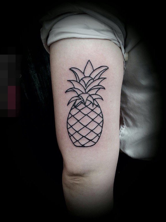 点击大图看下一张：女生手臂上黑色线条创意菠萝纹身图片