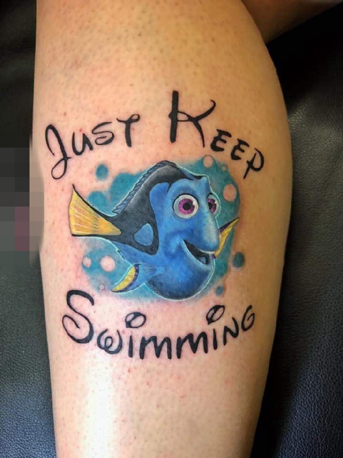 点击大图看下一张：女生小腿上彩绘水彩卡通海底总动员多莉纹身图片
