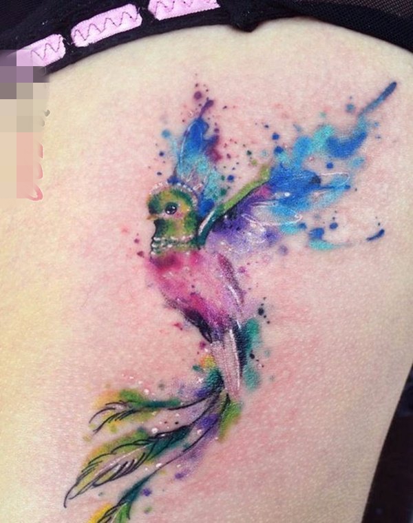 点击大图看下一张：女生胸下彩绘水彩创意泼墨小鸟纹身图片