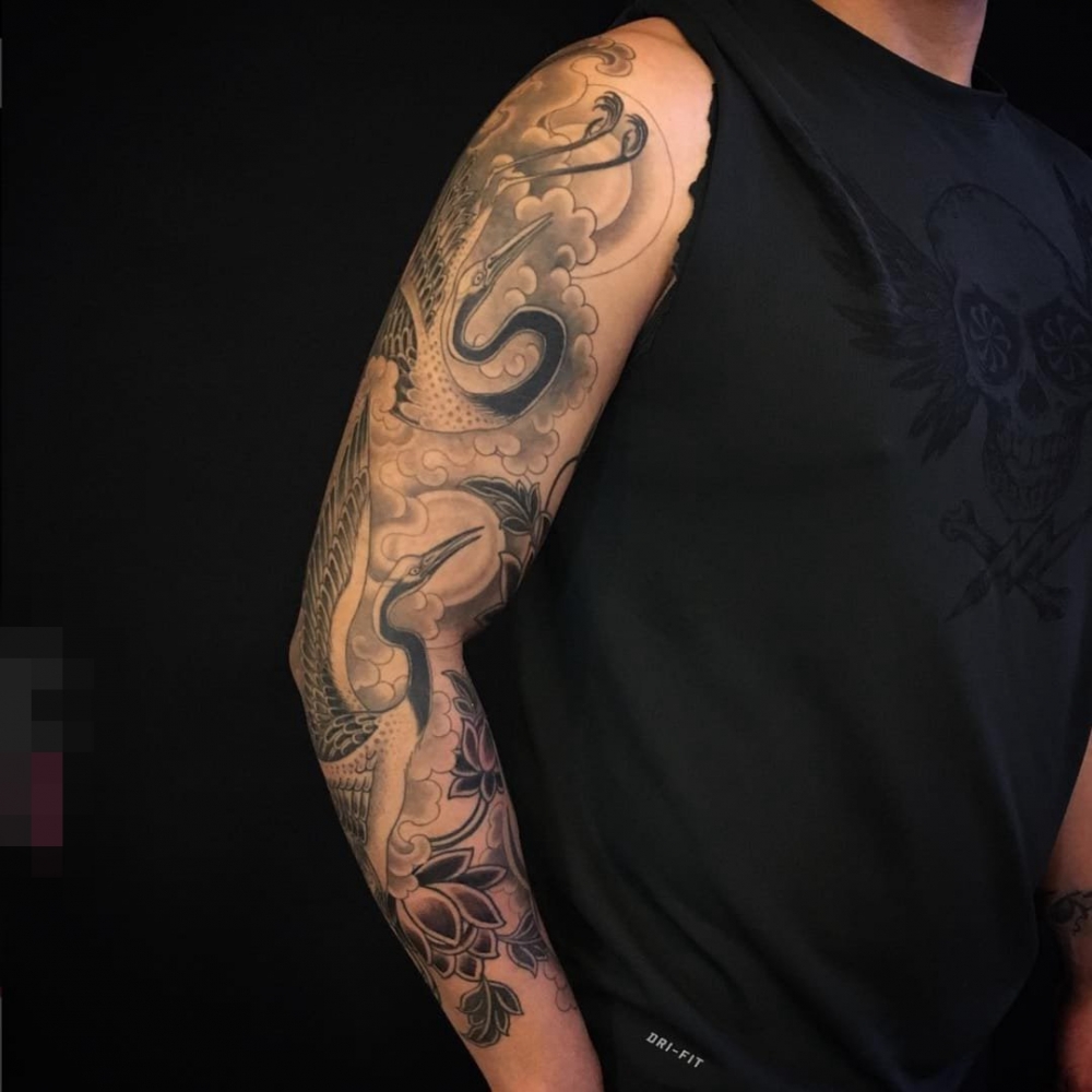 点击大图看下一张：霸气十足的创意黑色素描龙图腾花臂纹身图案