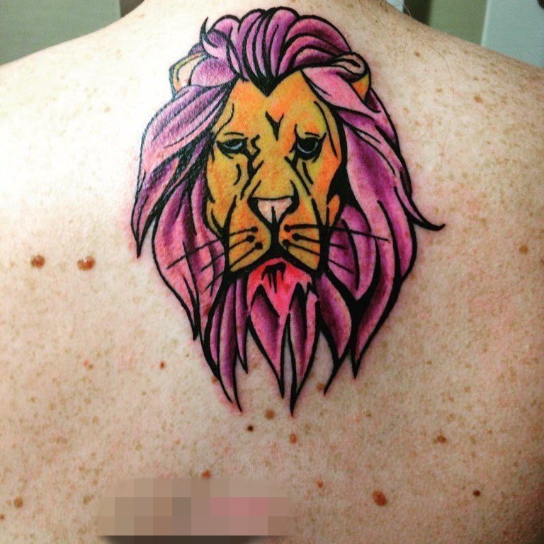 点击大图看下一张：男生背部彩绘水彩霸气狮子头纹身图片