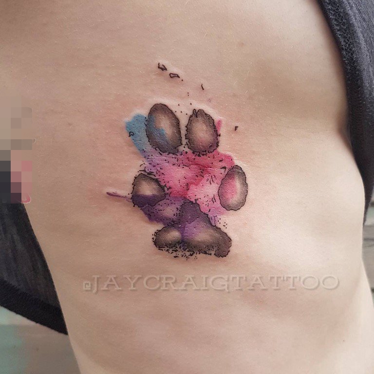 点击大图看下一张：男生侧腰上彩绘几何元素爪子纹身图片