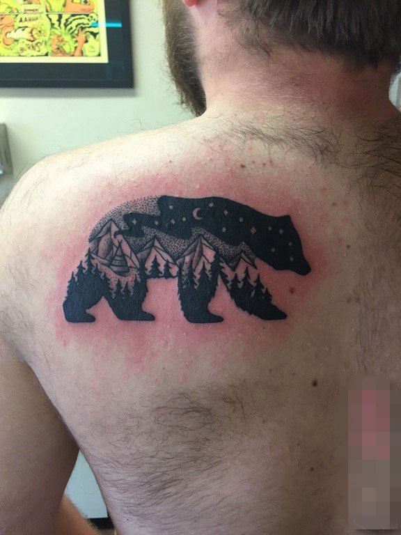 点击大图看下一张：男生后背上黑白色风景与熊纹身图片