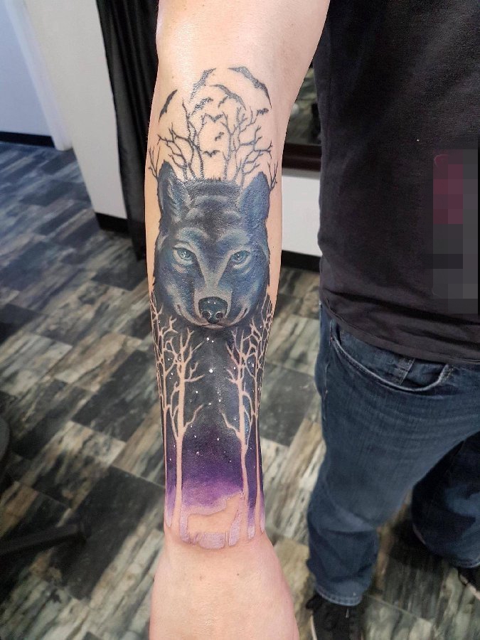点击大图看下一张：男生手臂上彩绘狼纹身图片