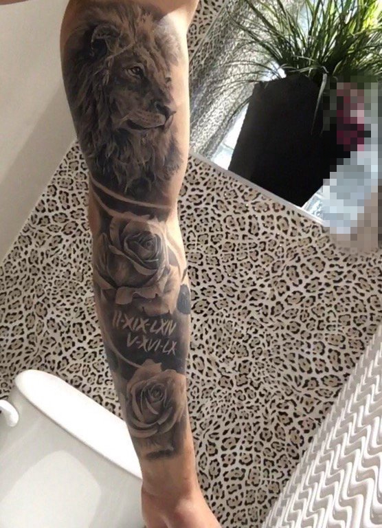 点击大图看下一张：男生手臂上黑白灰色花臂狮子与玫瑰纹身图片