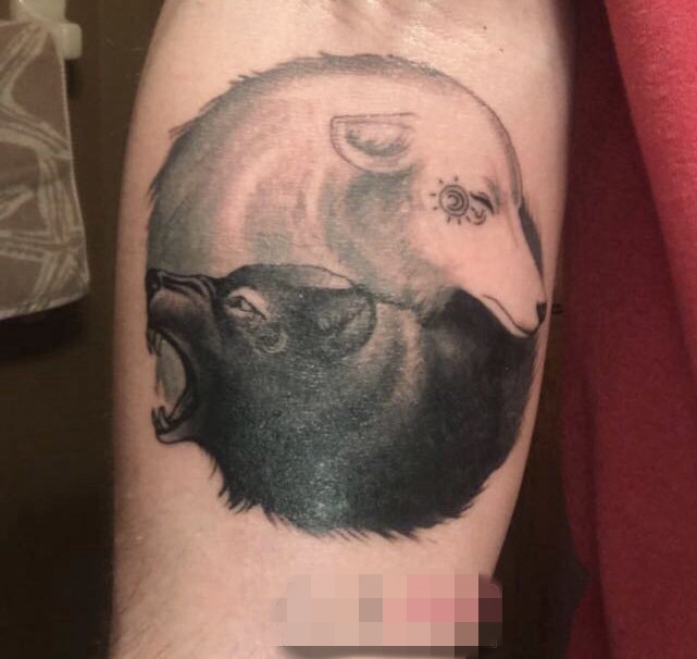 点击大图看下一张：男生手臂上黑灰点刺技巧羊和狼纹身图片