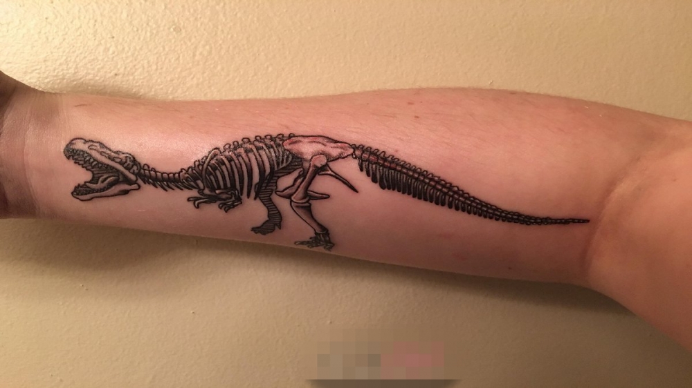 点击大图看下一张：男生手臂上黑色抽象线条恐龙骨架纹身图片