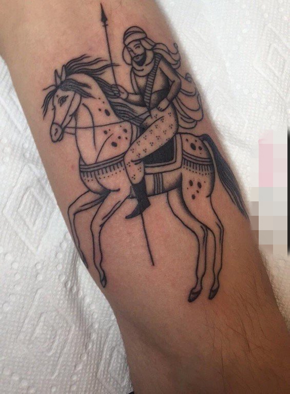 点击大图看下一张：男生手臂上黑色抽象线条马和人物肖像纹身图片