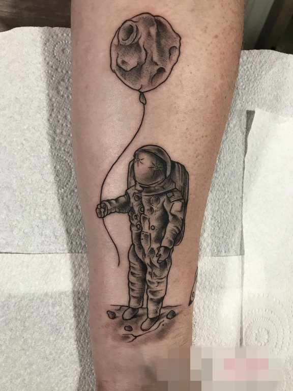 点击大图看下一张：男生手臂上黑色素描点刺技巧创意宇航员纹身图片