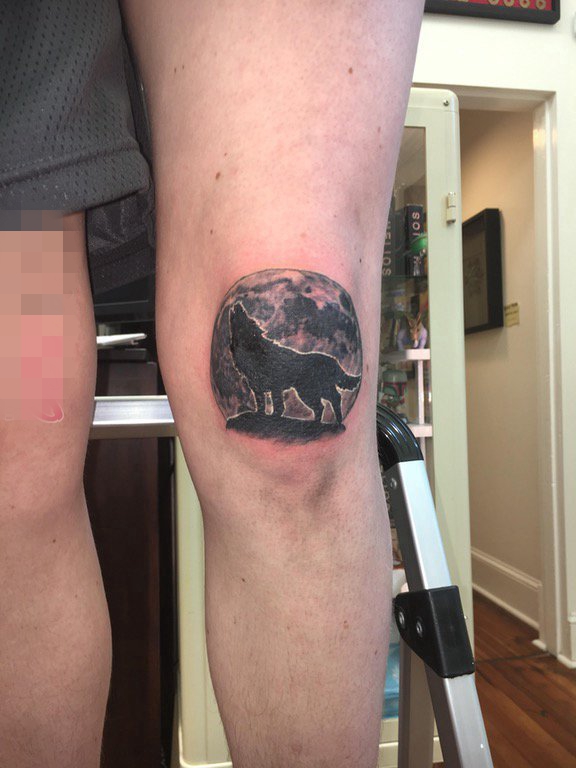 点击大图看下一张：男生膝盖上黑灰色狼与圆月纹身图片