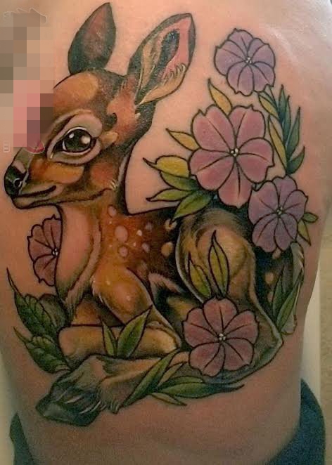 点击大图看下一张：女生侧腰上彩绘植物素材花朵和小鹿斑比纹身图片